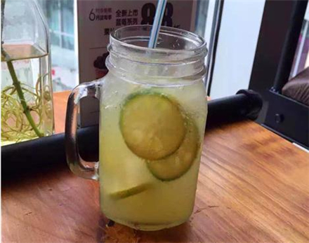 AI助力品质生活：探索健康饮品市场的先锋——霸王茶姬彩神vll