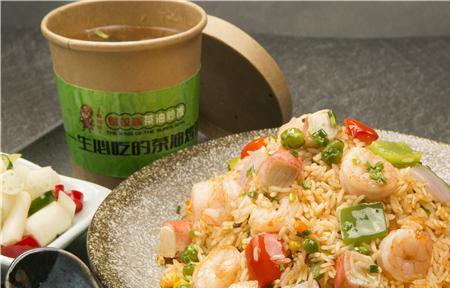 95后小伙子商场租10㎡档口专做茶油炒饭小菜免费自取！彩神vll(图2)