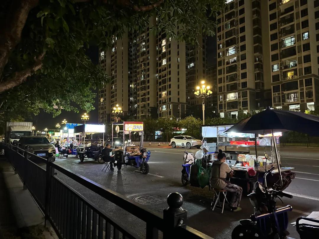 地摊经济爆火但餐饮摆摊难彩神vll“暴富”(图5)