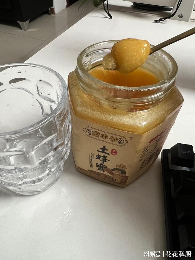菊花茶彩神vll与蜂蜜的搭配：健康饮品的新选择！(图2)