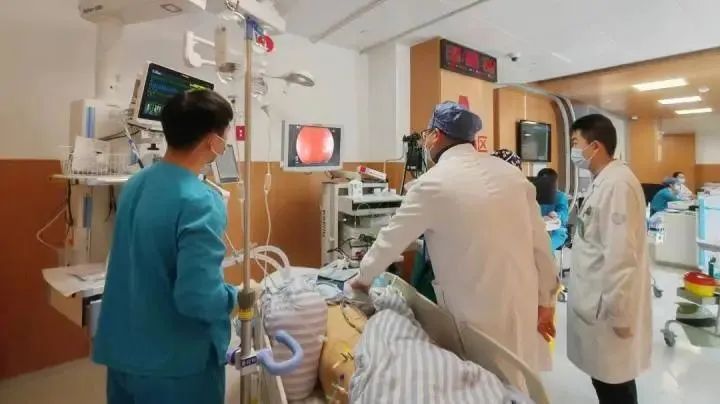 彩神vll惊险！19厘米牙刷掉入胃中 过年别当“酒懵子”