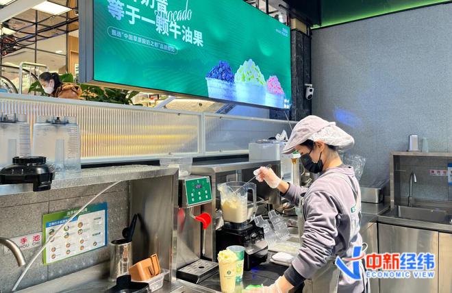 探店1天｜10秒切彩神vll好一颗牛油果我在现制饮品店体验“速度”(图4)