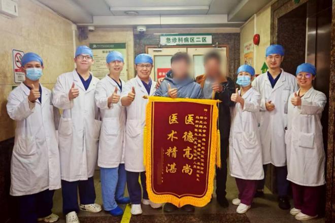 危险！24岁男子喝10多瓶饮料后中毒昏迷险丧命彩神vll(图3)