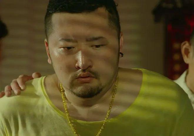 彩神vll41岁演员版纳街头摆摊擦鞋！10元一双引围观满头大汗毫不避讳(图3)