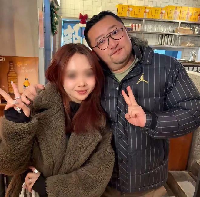 彩神vll41岁演员版纳街头摆摊擦鞋！10元一双引围观满头大汗毫不避讳(图4)