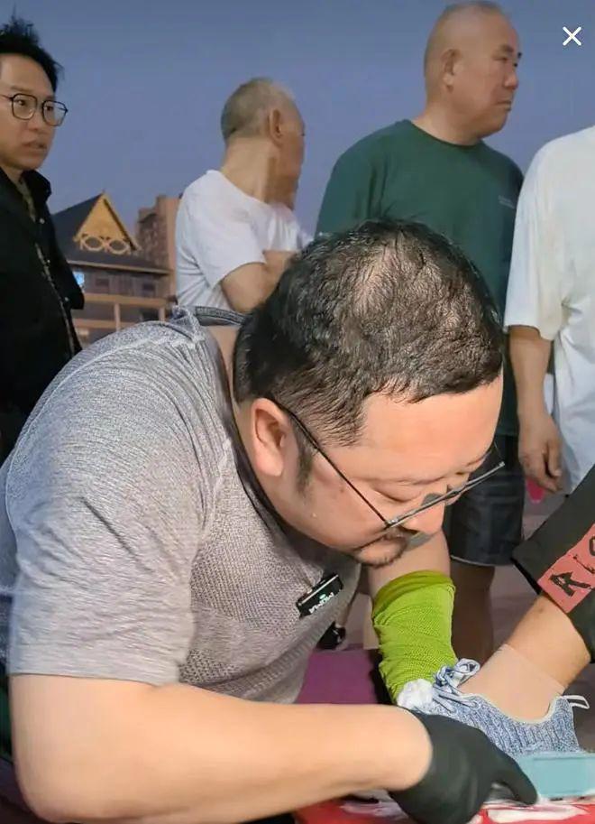 彩神vll41岁演员版纳街头摆摊擦鞋！10元一双引围观满头大汗毫不避讳(图13)