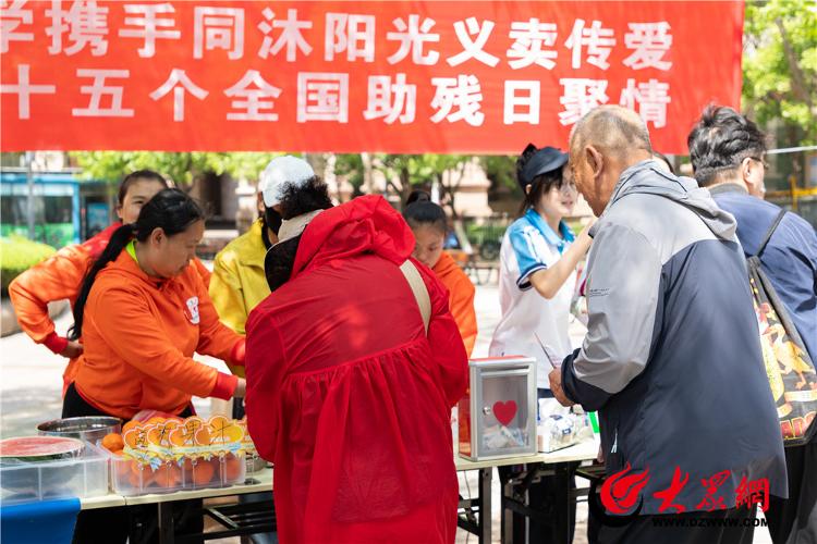 彩神vll爱心传递共筑融合——青岛第十七中学助力全国助残日义卖活动(图1)