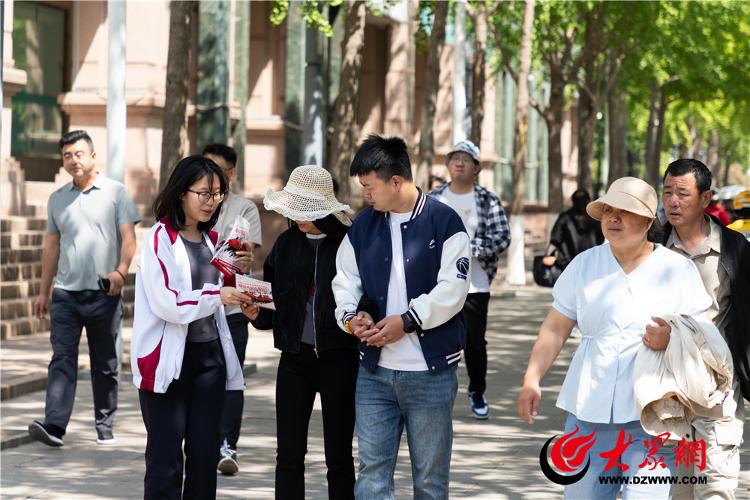 彩神vll爱心传递共筑融合——青岛第十七中学助力全国助残日义卖活动(图2)