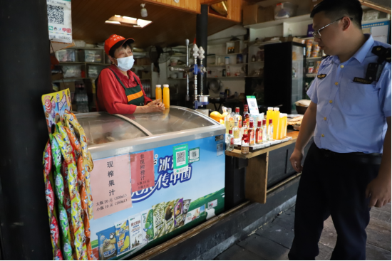 市场监管所的故事⑤ 这里的橙汁 外地游客放心买！彩神vll(图1)