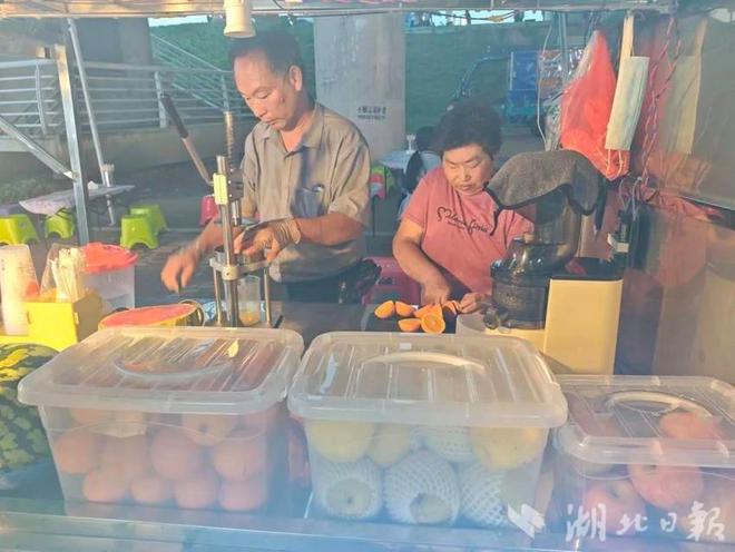 “阳光大彩神vll叔”何长明 双手酿出生活的甜(图3)