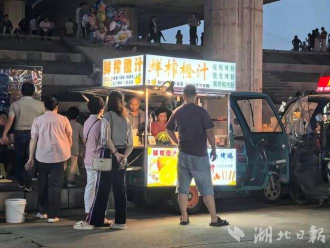 “阳光大彩神vll叔”何长明 双手酿出生活的甜(图1)
