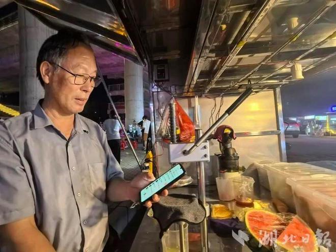 “阳光大彩神vll叔”何长明 双手酿出生活的甜(图5)