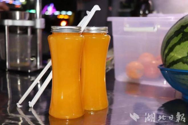 “阳光大彩神vll叔”何长明 双手酿出生活的甜(图7)