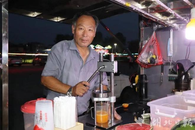 “阳光大彩神vll叔”何长明 双手酿出生活的甜(图6)