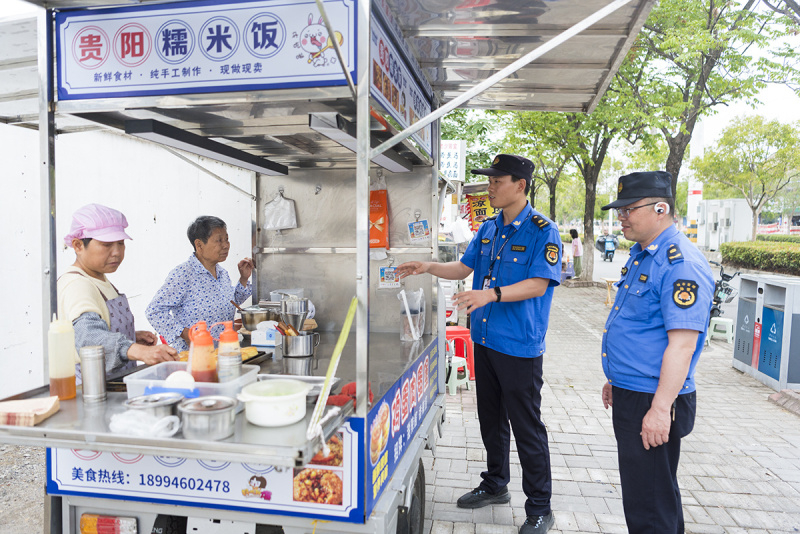 泰州海陵：为流动摊贩“安家” 让城市“烟彩神vll火气”更有人情味(图2)
