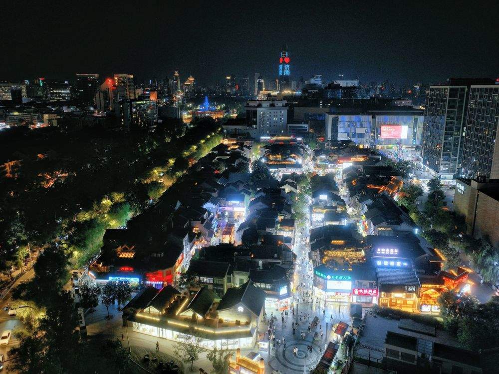 夜市点彩神vll燃烟火经济！济南各大夜市客流爆棚有摊主一晚卖两千根淀粉肠(图1)