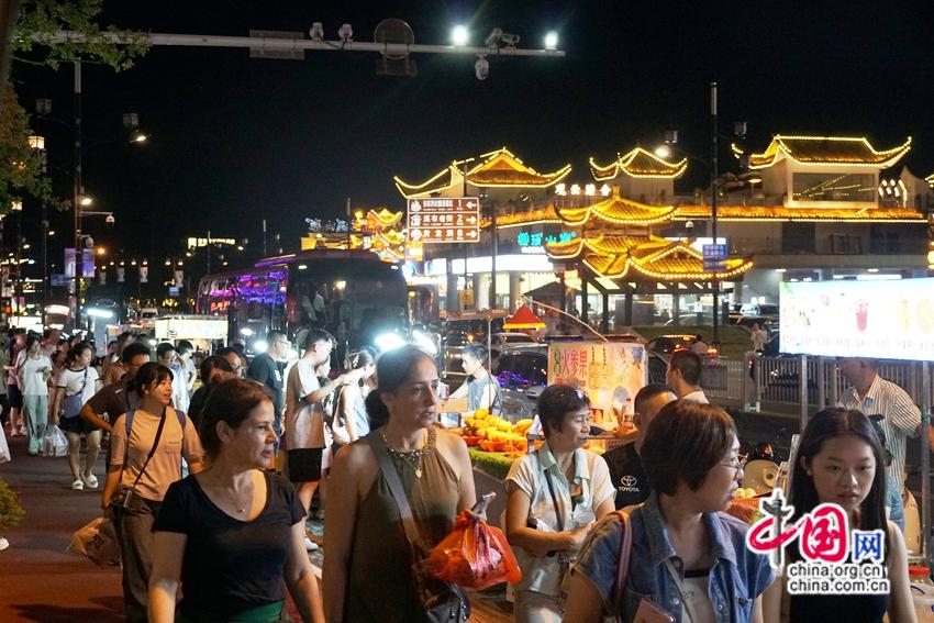 彩神vll地摊长龙遇加场好戏 张家界武陵源夜游人气旺(图1)