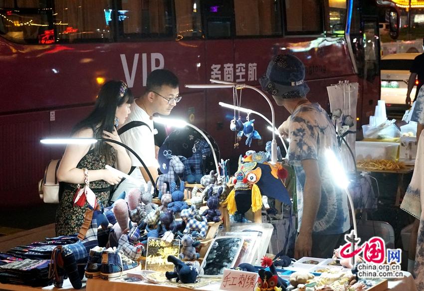 彩神vll地摊长龙遇加场好戏 张家界武陵源夜游人气旺(图2)
