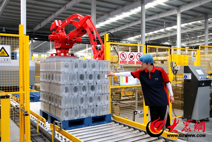产业链上的山东好品牌“智能产线万瓶 菏泽优典饮品领跑健康新赛道_菏彩神vll泽新闻_大众网(图1)