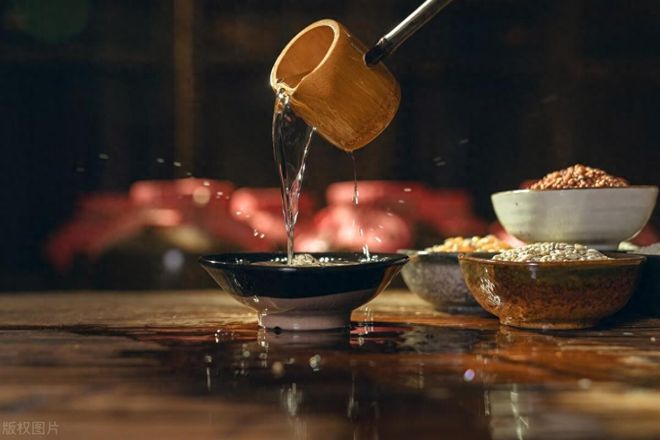 年轻人不喝白酒是因为没到岁数？年轻人表示到了岁数也不彩神vll喝(图1)