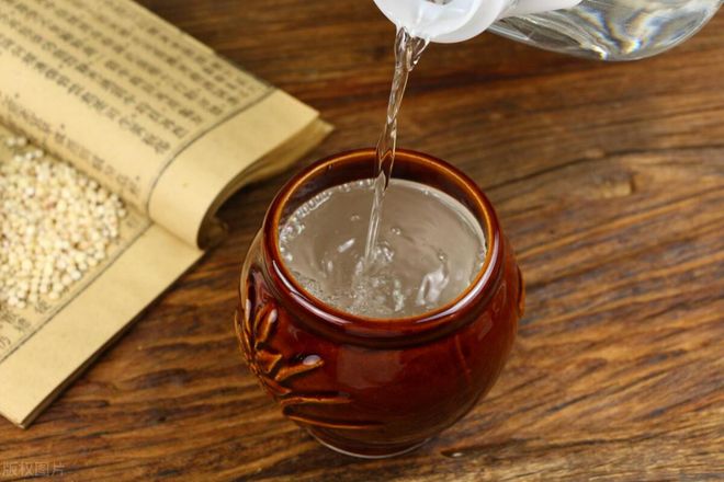 年轻人不喝白酒是因为没到岁数？年轻人表示到了岁数也不彩神vll喝(图3)