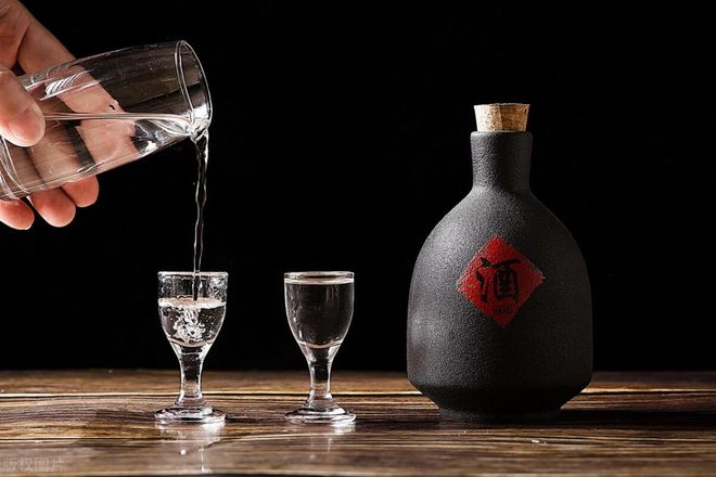年轻人不喝白酒是因为没到岁数？年轻人表示到了岁数也不彩神vll喝(图2)