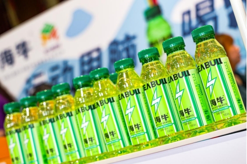 海洋科技赋能青少年运动 青岛海牛能量饮料亮相全国魔方挑战赛彩神vll(图2)