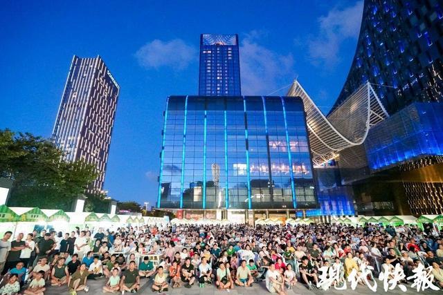 彩神vll白天逛展、晚上看球！苏州苏超“第二现场”嗨翻天(图4)