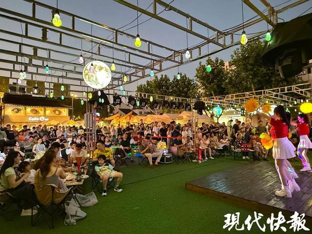 彩神vll白天逛展、晚上看球！苏州苏超“第二现场”嗨翻天(图3)