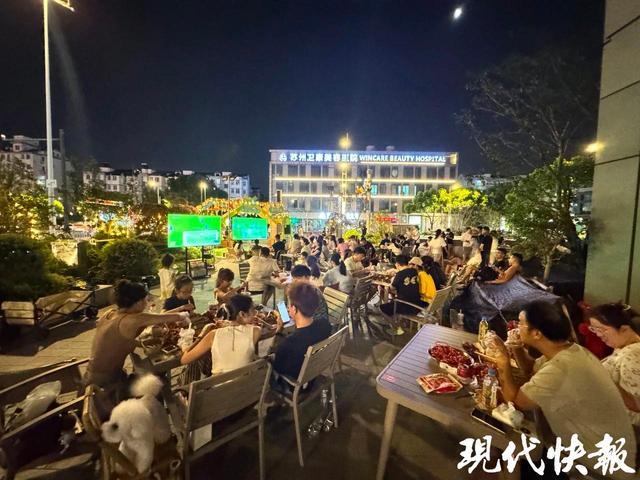 彩神vll白天逛展、晚上看球！苏州苏超“第二现场”嗨翻天(图5)