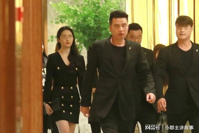 深圳富婆出20万工资招保镖数百人争彩神vll相报名提出条件后全场沉默(图3)