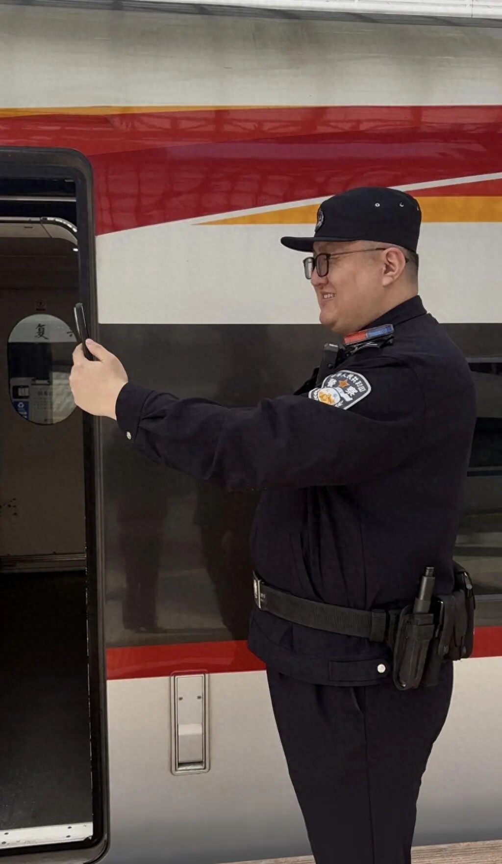 青岛这位乘警连续8年在列车上过年彩神vll！老同学送上热乎饺子(图1)