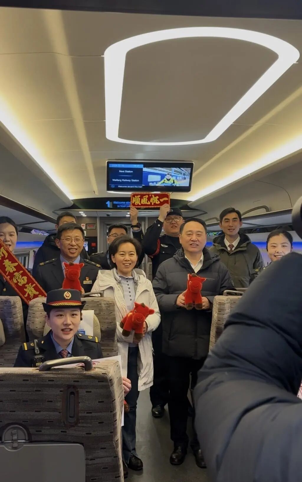 青岛这位乘警连续8年在列车上过年彩神vll！老同学送上热乎饺子(图2)