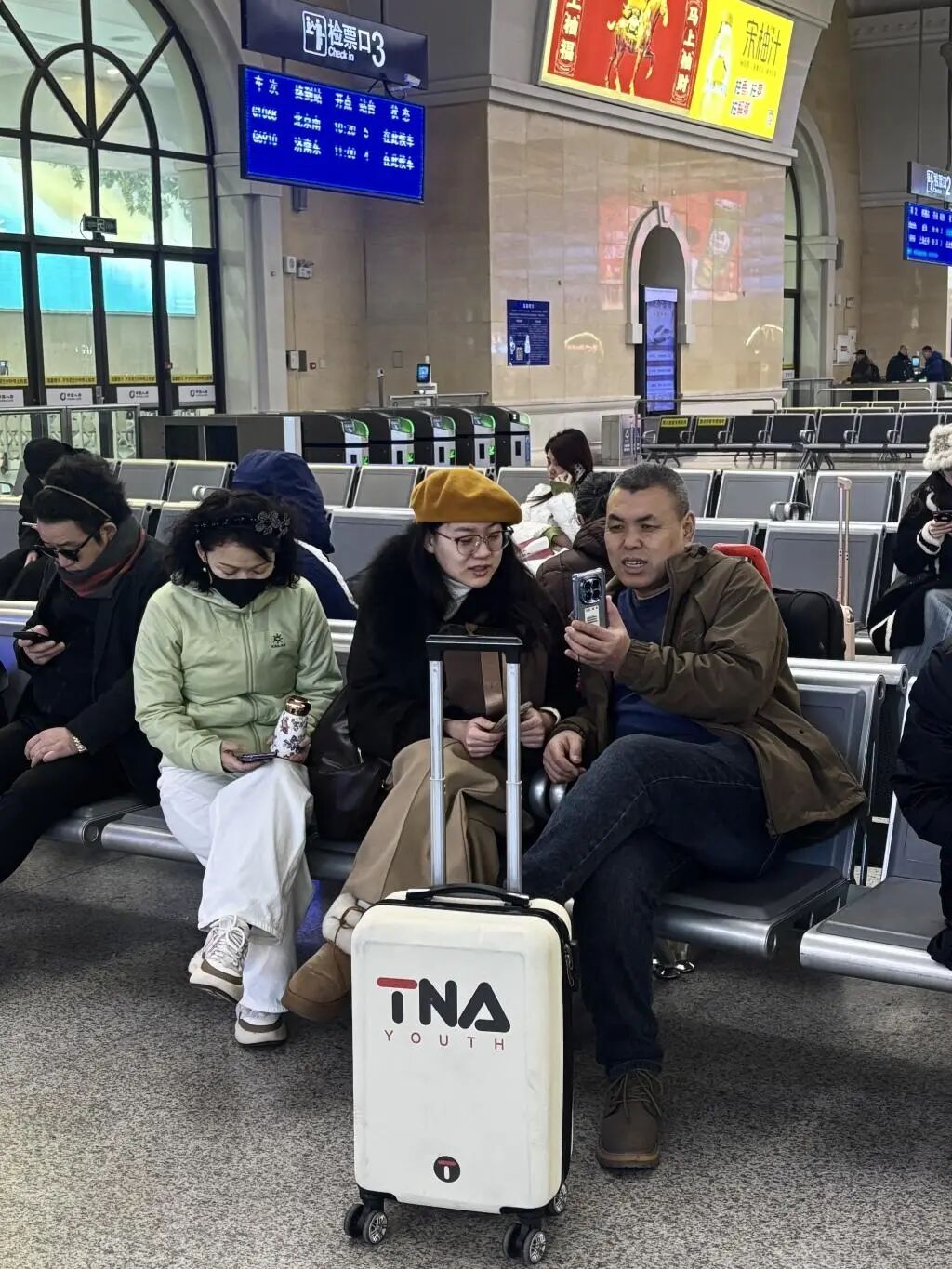 青岛这位乘警连续8年在列车上过年彩神vll！老同学送上热乎饺子(图4)