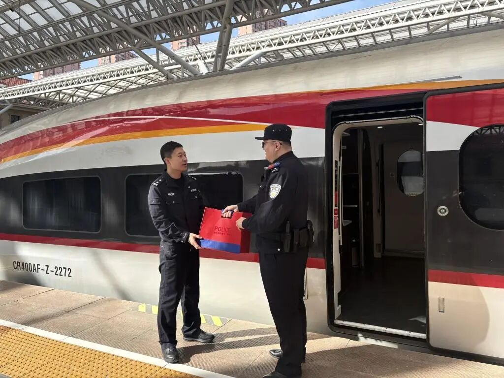 青岛这位乘警连续8年在列车上过年彩神vll！老同学送上热乎饺子(图3)