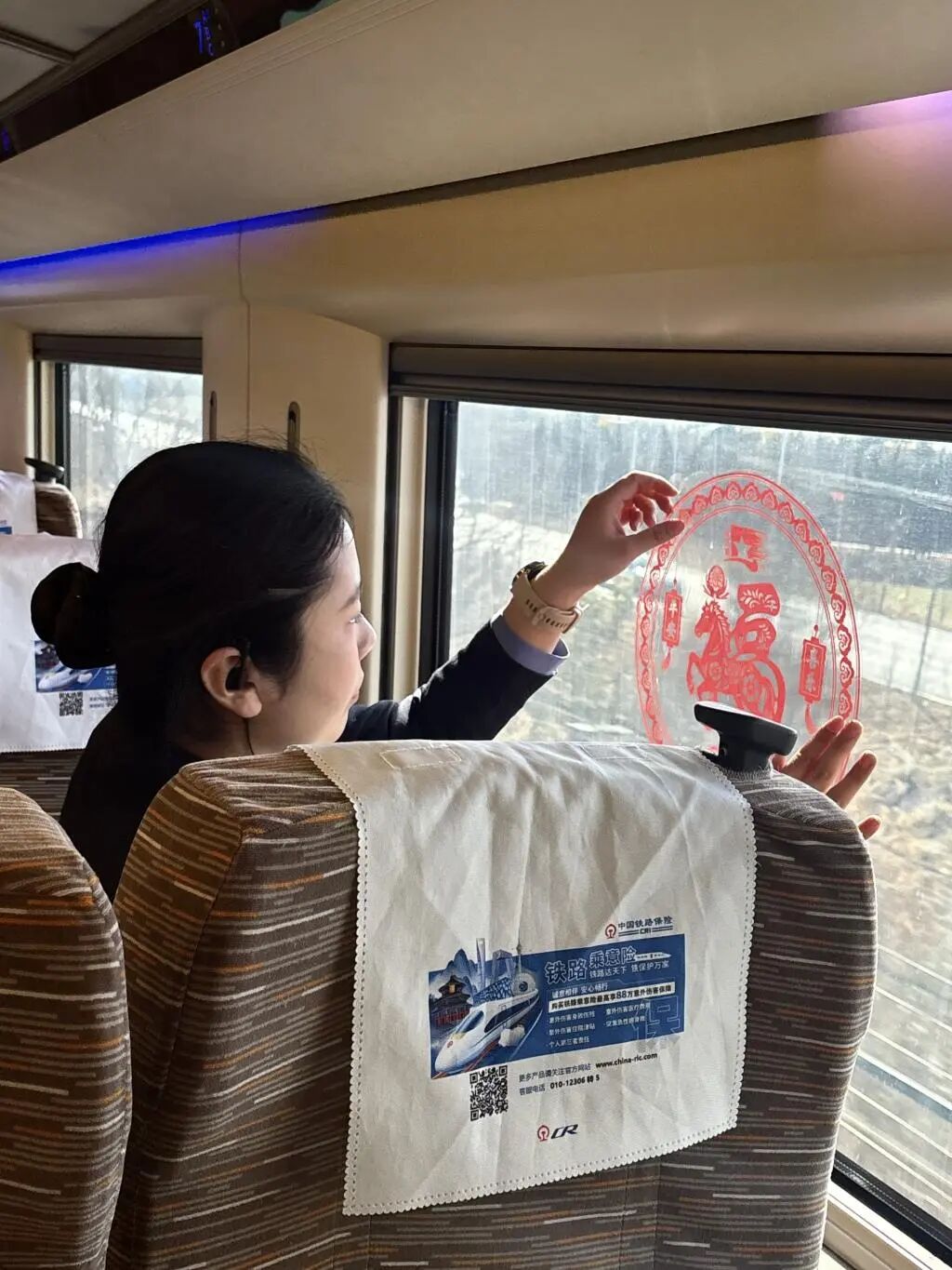 青岛这位乘警连续8年在列车上过年彩神vll！老同学送上热乎饺子(图7)