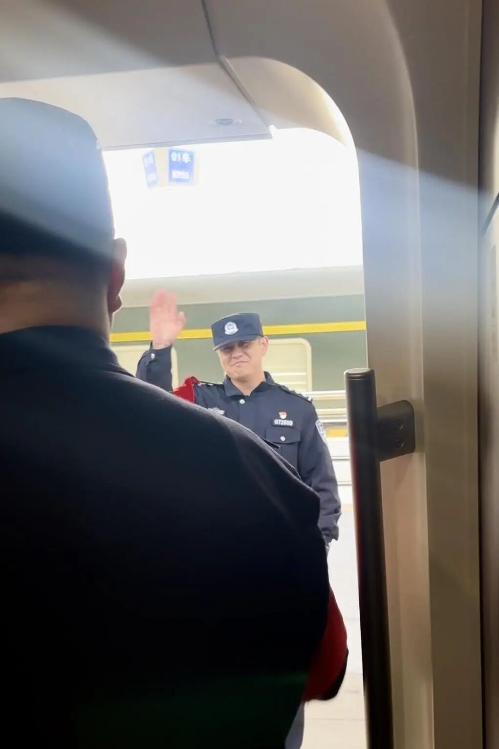 青岛这位乘警连续8年在列车上过年彩神vll！老同学送上热乎饺子(图8)