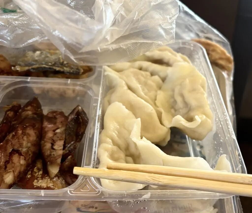 青岛这位乘警连续8年在列车上过年彩神vll！老同学送上热乎饺子(图9)